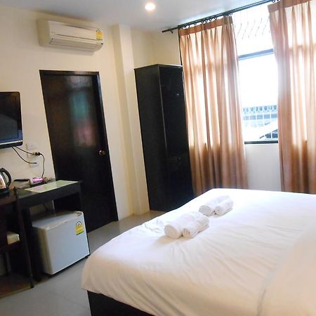 The Bang Khun Phrom Suites Bangkok Phòng bức ảnh