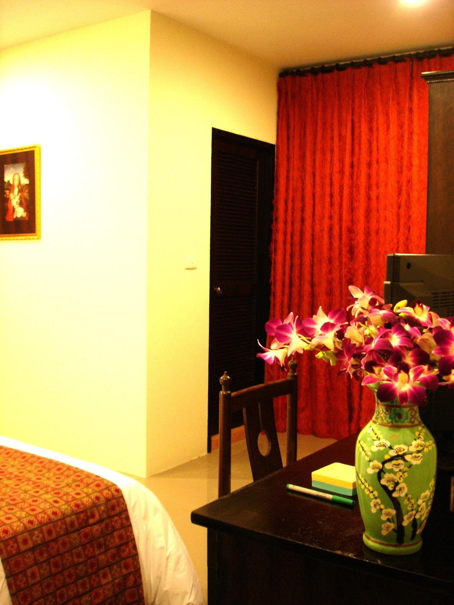 The Bang Khun Phrom Suites Bangkok Ngoại thất bức ảnh