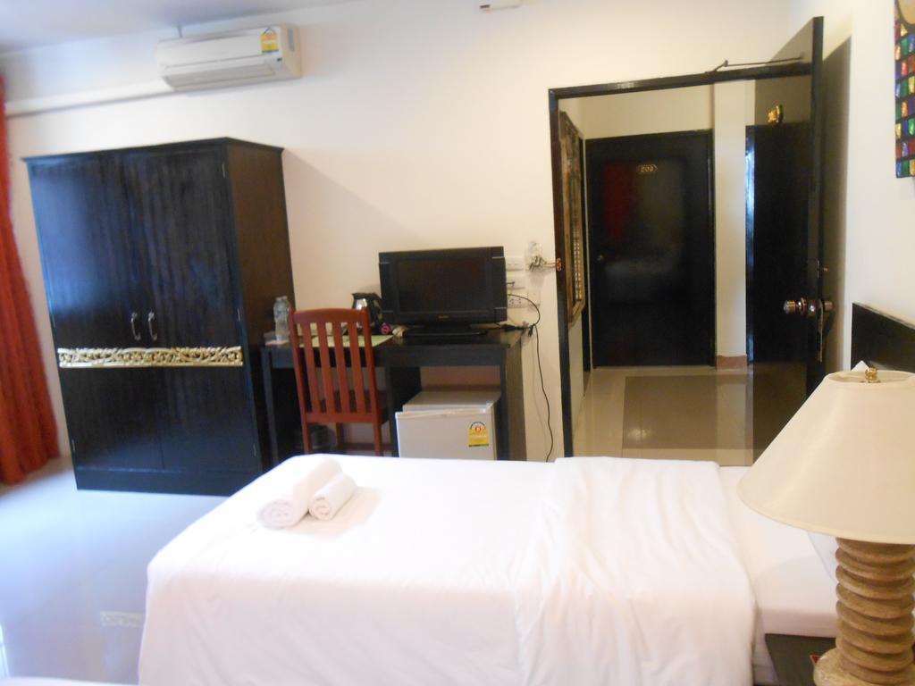 The Bang Khun Phrom Suites Bangkok Phòng bức ảnh