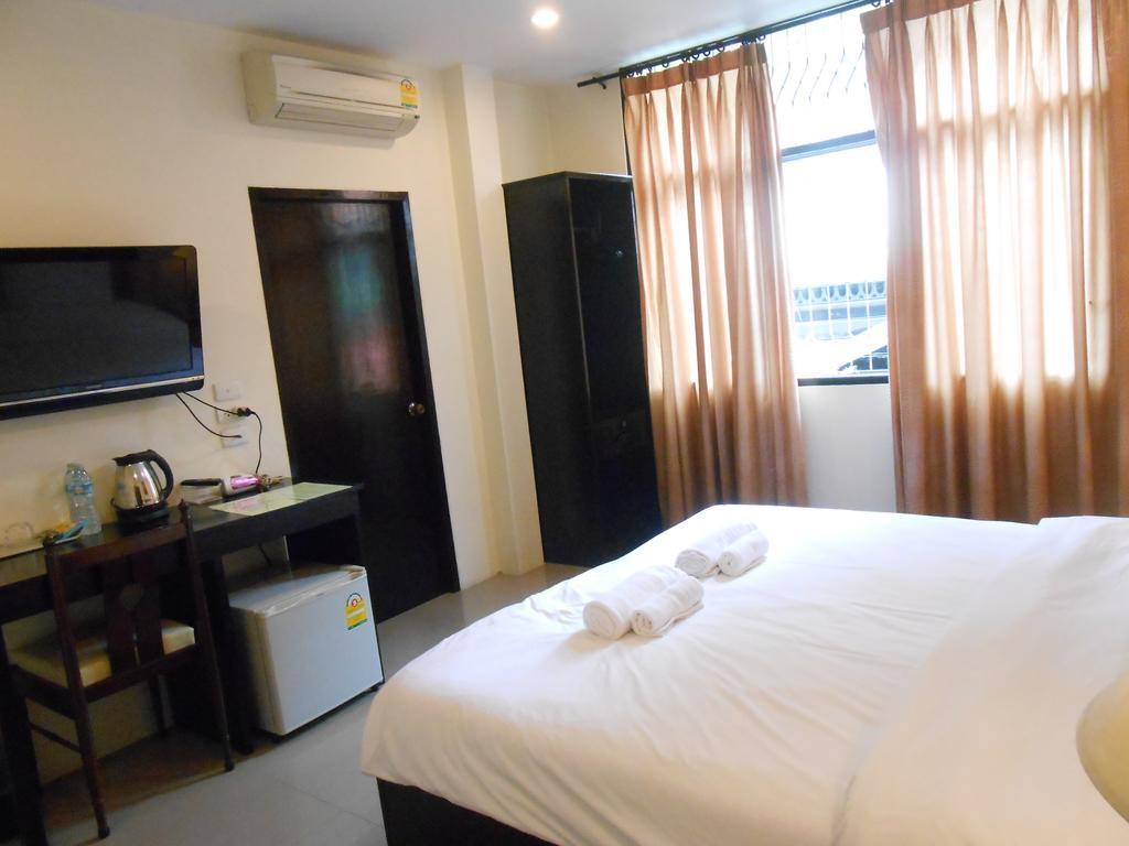 The Bang Khun Phrom Suites Bangkok Phòng bức ảnh