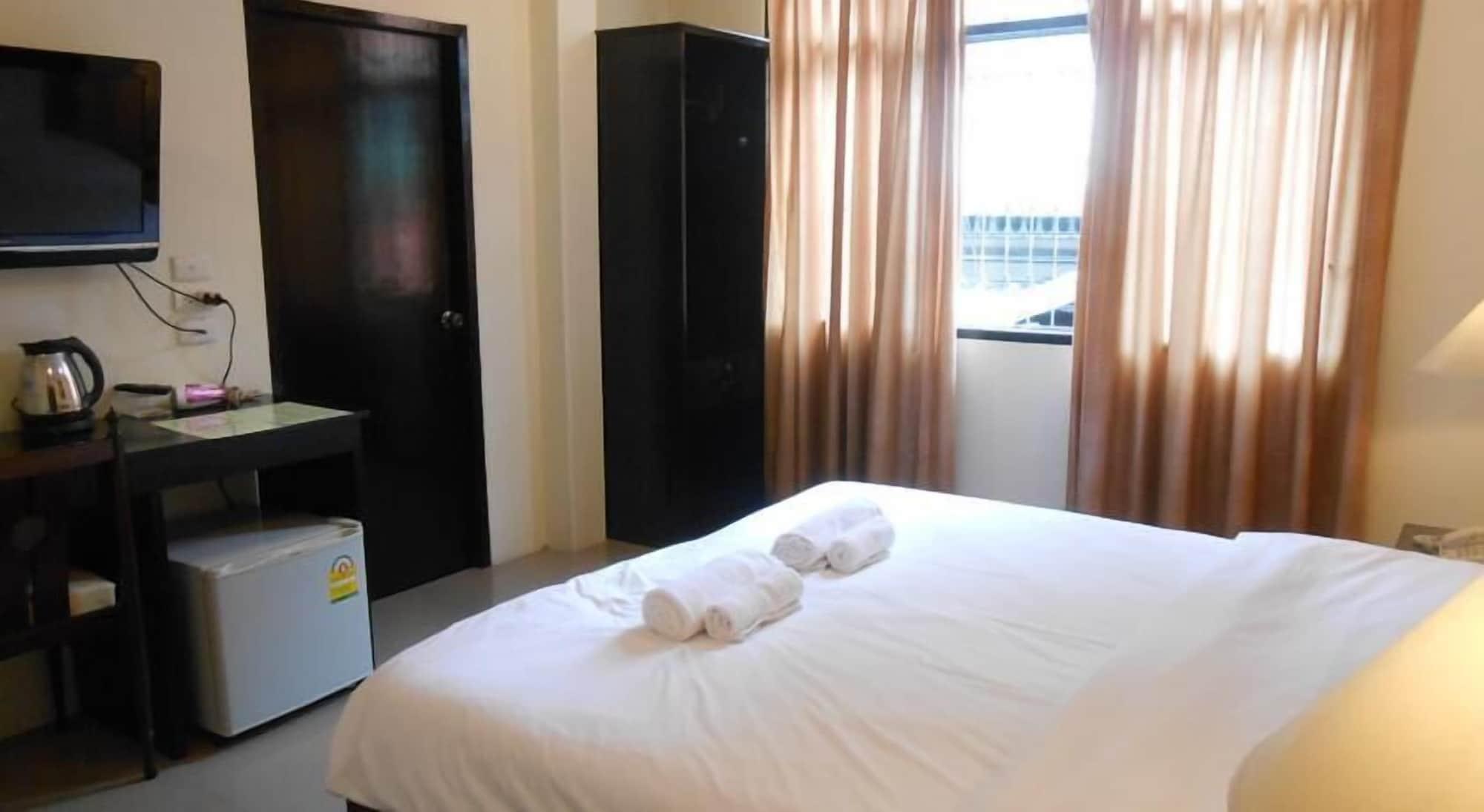 The Bang Khun Phrom Suites Bangkok Ngoại thất bức ảnh